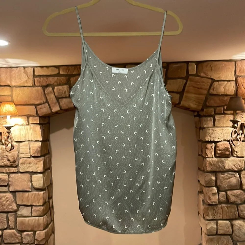 NWOT. Women’s Babaton top. size M. color Sage Frost.